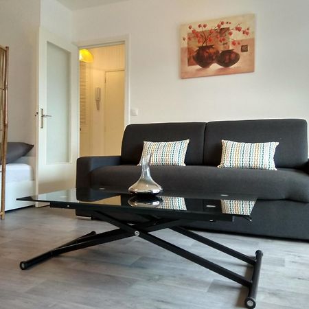 Budget Apart With Balcony And Great View Saint-Denis  Bagian luar foto