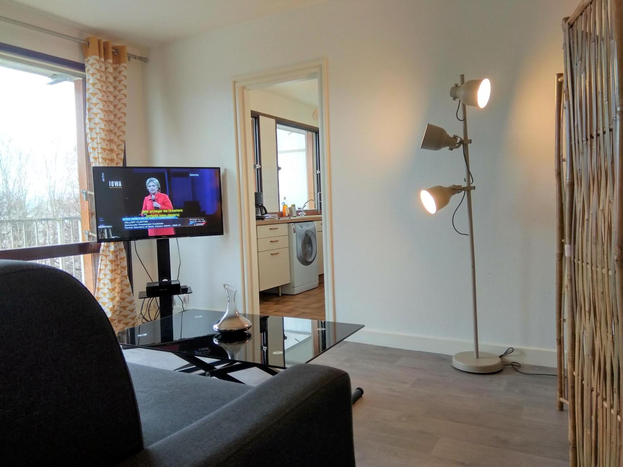 Budget Apart With Balcony And Great View Saint-Denis  Bagian luar foto