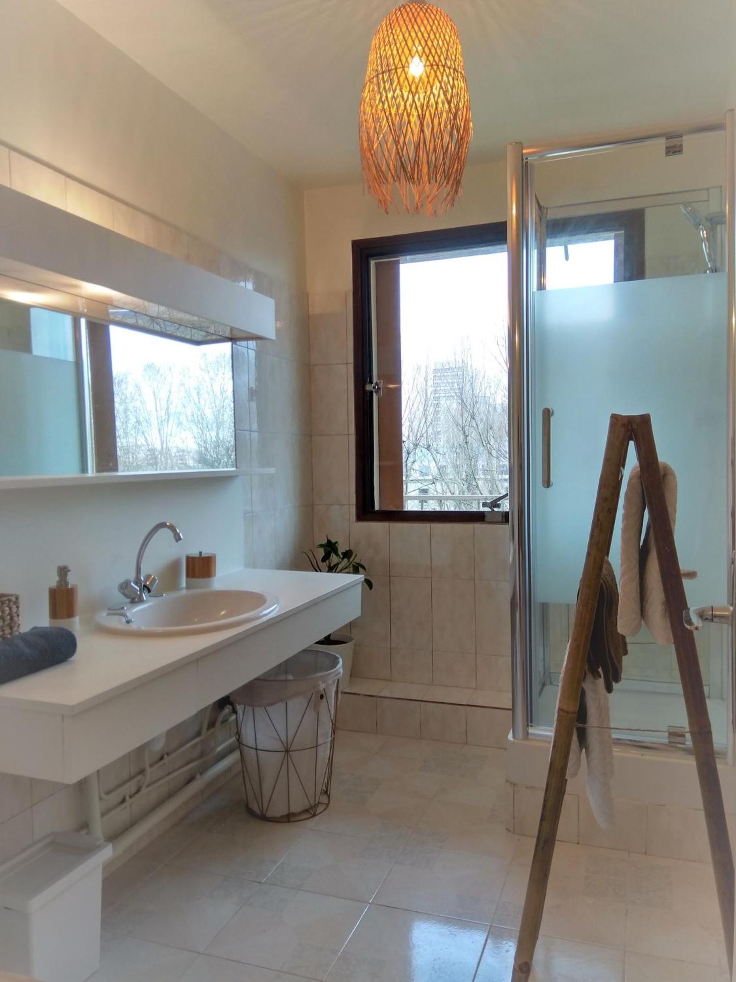 Budget Apart With Balcony And Great View Saint-Denis  Bagian luar foto